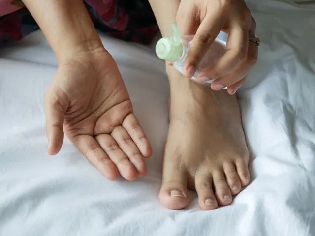 Persona aplicándose crema hidratante en el pie sobre una sábana blanca
