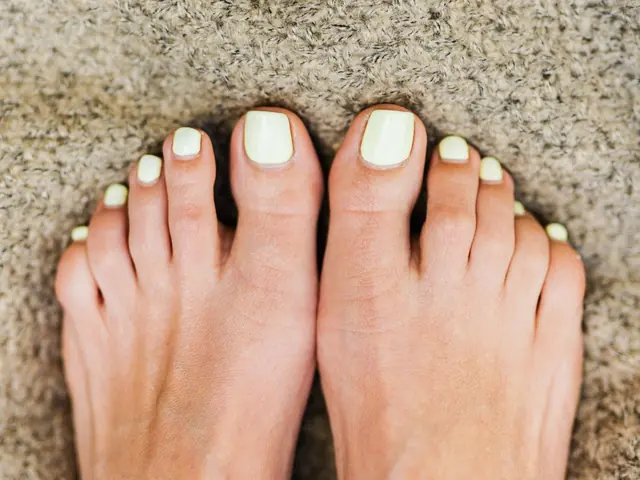 Dedos de los pies con uñas sanas y bien cuidadas sobre una alfombra